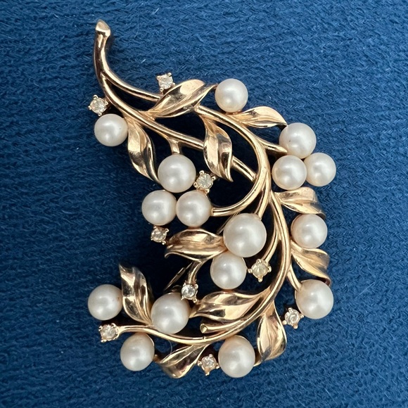 Crown Trifari © Gold Tone Faux Pearl & Rhinestone Leaves Brooch Pin Vintage - Picture 2 of 6